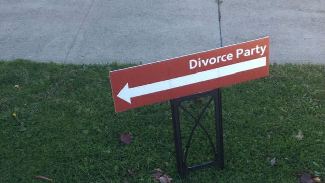 Celebraron una fiesta de recién divorciados y las fotos se viralizaron en las redes