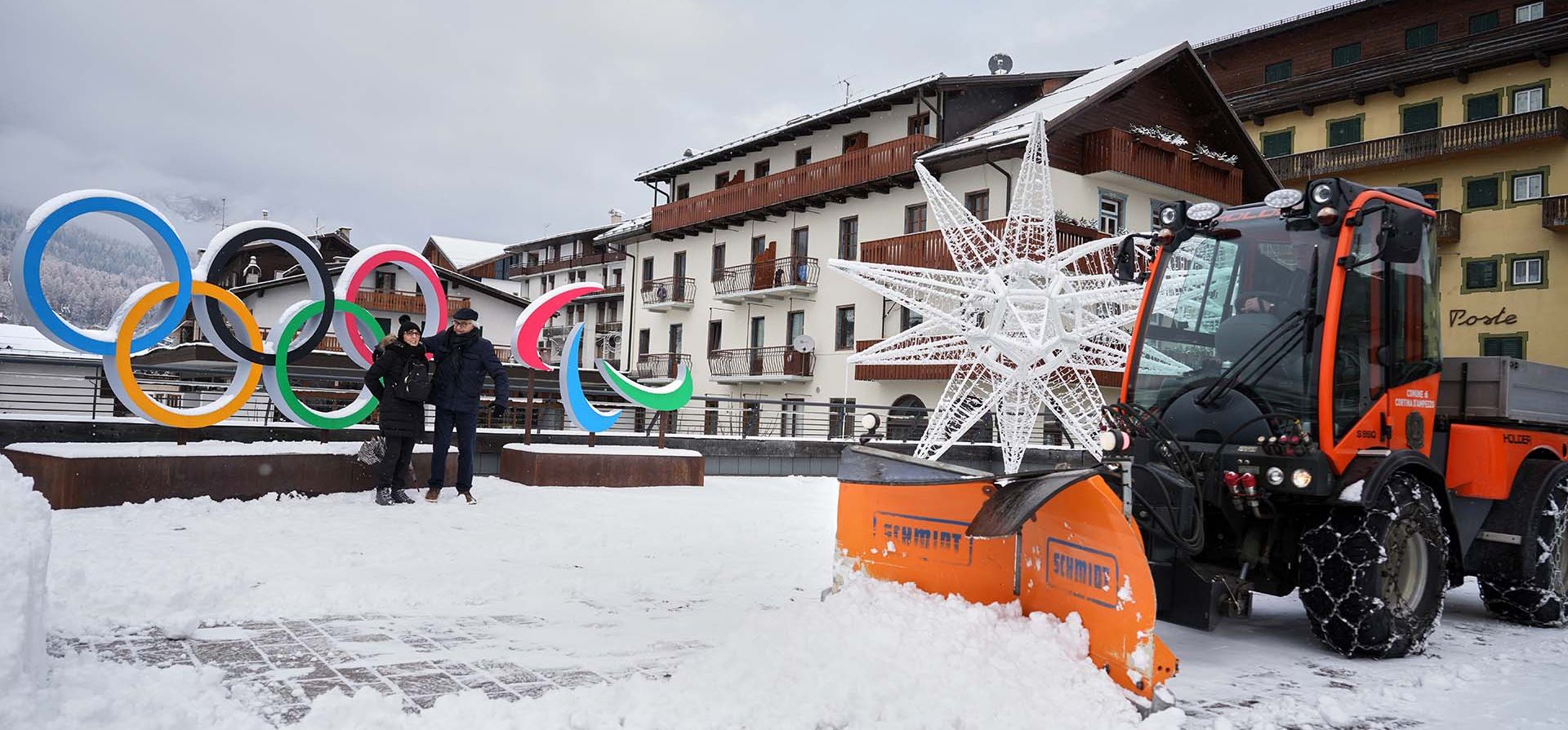 Una quitanieves retira la nieve mientras la gente toma fotos frente a los anillos olímpicos y paralímpicos de invierno de Milán Cortina, en Cortina D'Ampezzo, el jueves 20 de noviembre de 2025. (Foto AP/Andrew Medichini) Una quitanieves retira la nieve mientras la gente toma fotos frente a los anillos olímpicos y paralímpicos de invierno de Milán Cortina, en Cortina D'Ampezzo, el jueves 20 de noviembre de 2025. (Foto AP/Andrew Medichini)