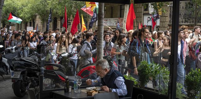 Estudiantes marchan para mostrar solidaridad con los palestinos en medio de la guerra en curso en Gaza y para conmemorar el Día de la Nakba