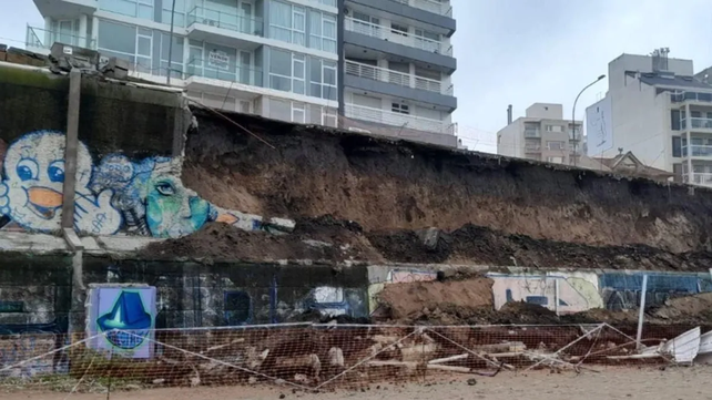La altura y volumen del paredón que se desmorornó sobre la playa.