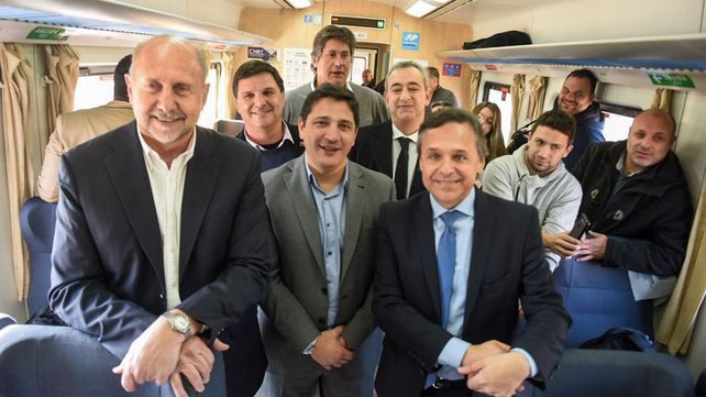 El gobernador Omar Perotti, más atrás el intendente Pablo Javkin (a la derecha) y el secretario de Transporte de la Nación, Diego Giuliano, durante el viaje en el tren rumbo a Cañada de Gómez.  