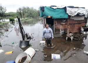 El Salado se acerca al pico de 6,80 y la lluvia no da tregua a los barrios