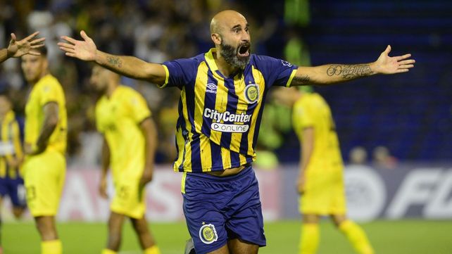 Carlos Quintana se llena la boca de gol. Es el 1 a 0 de Central sobre Peñarol
