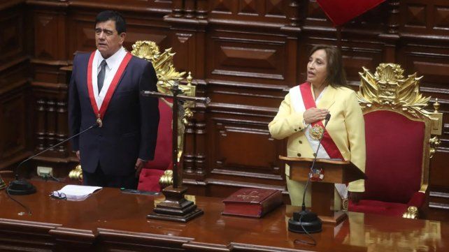 Crisis en Perú: Dina Boluarte juró como presidenta en reemplazo de Pedro Castillo