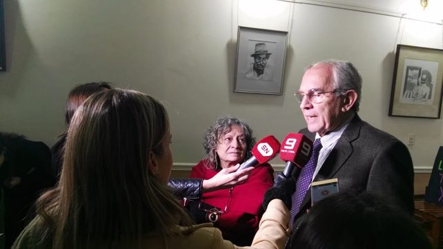 Rita Segato y Enrique Stola hablando con los medios en Paraná. 