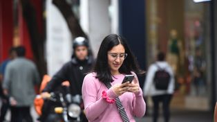 Los comerciantes del centro siguen aconsejando no utilizar los celulares en la calle porque los arrebatan en segundos desde motos.