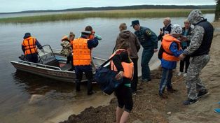 Murieron al menos diez niños y un adulto al volcar dos botes en un lago ruso