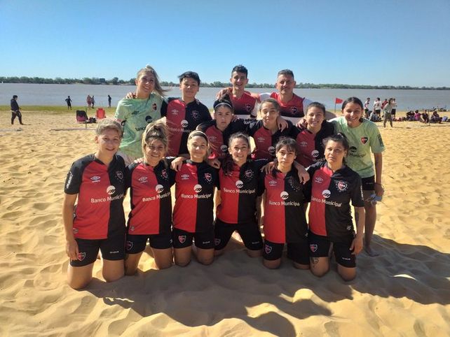 Ellas también juegan. Newell’s se transformó en el primer equipo rosarino femenino en participar en el Fútbol Playa en AFA.