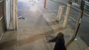 El momento del ataque incendiario contra la verdulería de barrio Belgrano.&nbsp;