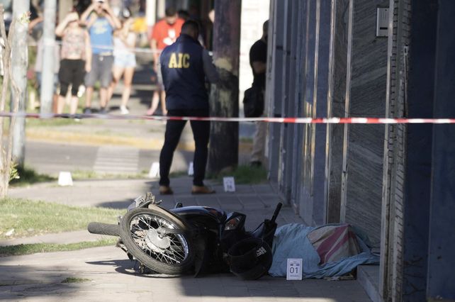 El cadáver del asaltante asesinado quedó tendido junto a la moto en la que se movía con un adolescente que resultó herido.