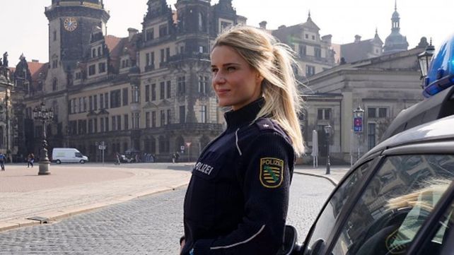 Una agente de policía revoluciona la calle porque todos quieren ser arrestados por ella