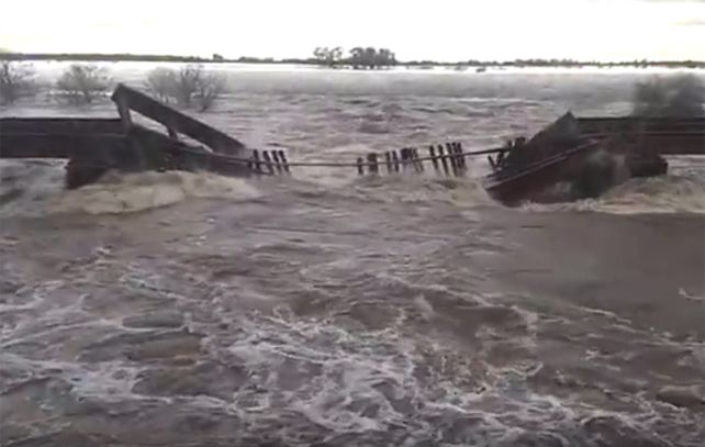 El puente cedió ante la fuerza correntada del arroyo.