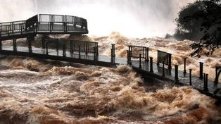 Por la crecida del río Iguazú cerraron el circuito de la Garganta del Diablo de las Cataratas