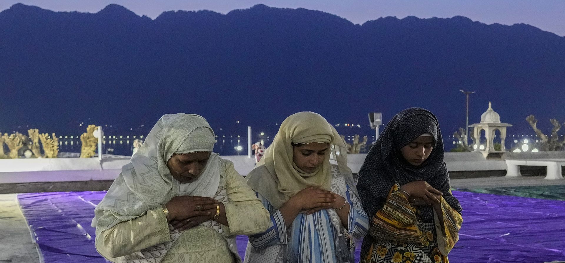 Devotos musulmanes de Cachemira ofrecen oraciones temprano en la mañana en el santuario de Hazratbal en Srinagar, Cachemira controlada por India, el miércoles 12 de abril de 2023. Musulmanes de todo el mundo observan el sagrado mes de ayuno del Ramadán, cuando los devotos se abstienen de comer, beber y fumar desde el amanecer hasta el anochecer. (Foto AP/Mukhtar Khan)