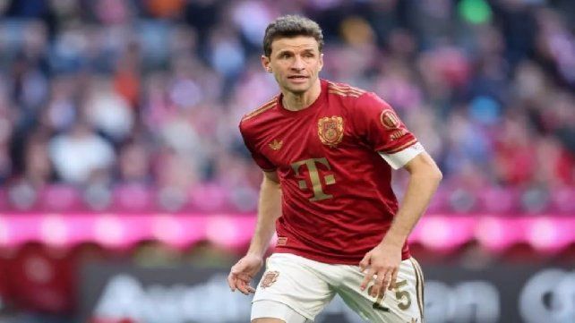 Thomas Müller confesó que sería increíble jugar contra Boca y elogió al Superclásico.
