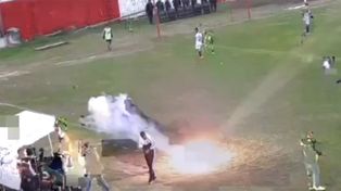Tremendo. Una bomba de estruendo explotó a metros del banco de suplentes y muy cerca del DT de Sportivo Norte.
