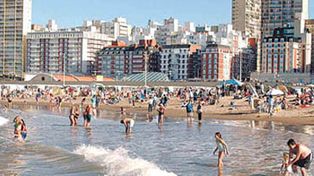 Con buen tiempo, Mar del Plata sigue siendo invadida por miles de turistas