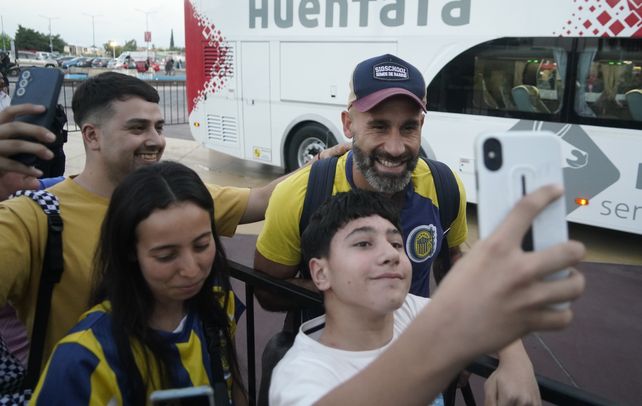 Carlos Quintana posa para la foto en el arribo de Central a Mendoza, donde hubo muchos hinchas.