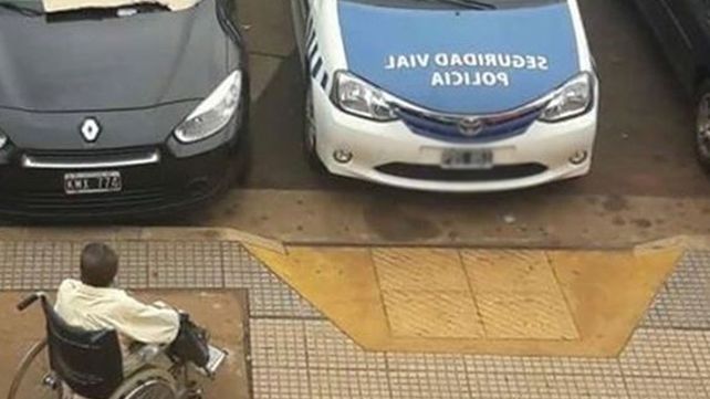 El director de Seguridad Vial de Misiones estacionó sobre una rampa para discapacitados