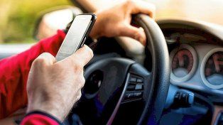 Usar el celular al manejar cuatriplica el riesgo de provocar un accidente