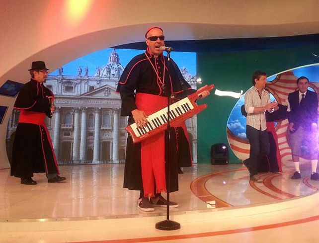 La cumbia papal, el delirante hit de Sin Codificar, causa furor en Twitter y Facebook