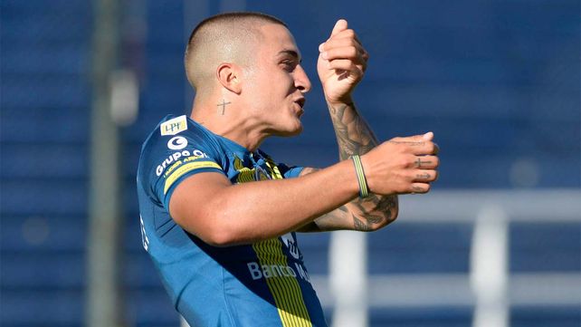 Gol y festejo. El Tanque Marinelli