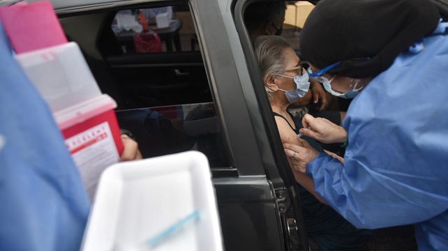 El 48% de los vecinos de la ciudad de Santa Fe ya recibió la primera dosis de la vacuna