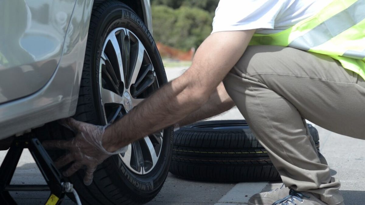 Autos 0 km sin rueda de auxilio: la novedad que llega a Rosario y preocupa por el estado de las rutas