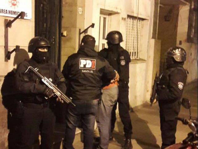 Traslado. El momento en que los investigadores trasladaron al sospechoso a la sede de Homicidios de PDI.