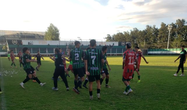 Violencia en Puerto San Martín. Coronel Aguirre no podrá jugar por un año en el Regional Amateur.&nbsp; &nbsp; &nbsp;