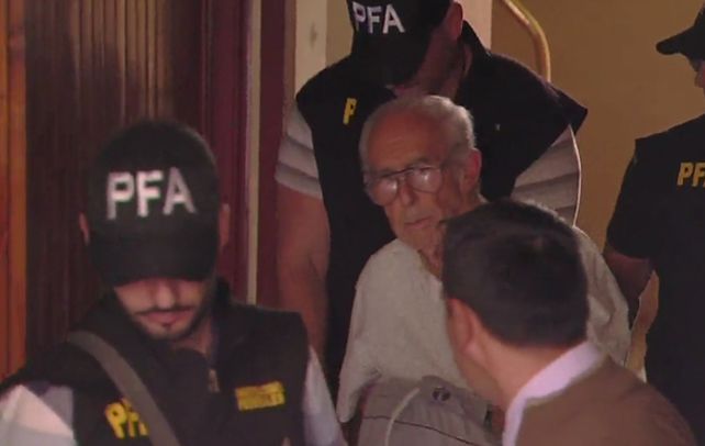 Convicto. Ricardo Barreda sale del edificio de barrio Belgrano