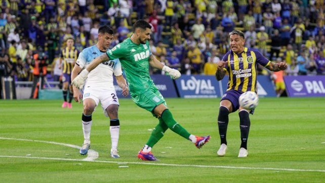 Gabriel Arias se anticipa a Copetti en un partido entre Racing y Central. Ahora podría jugar en Newells.