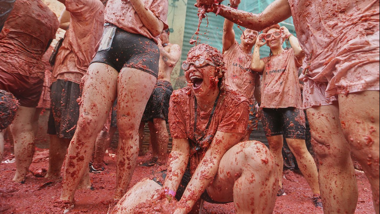 La Tomatina de España cumple 80 años: la icónica batalla de tomates en imágenes