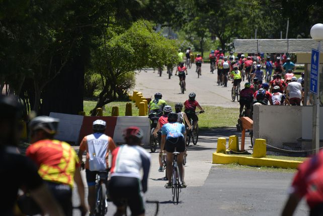 Fotos y videos del multitudinario Cruce del Túnel en bicicleta