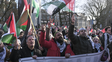 Palestinos y simpatizantes de su causa este viernes frente a la sede del tribunal en Países Bajos, al conocer la resolución.&nbsp;