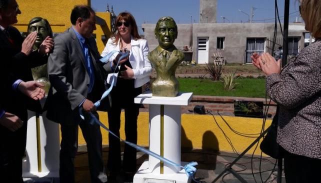 La intendenta inauguró el busto de Mauricio Macri. (Foto: gentileza Municipalidad de Villa Ascasubi)