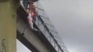 Un policía salvó a una mujer que quiso suicidarse y quedó colgada de un puente