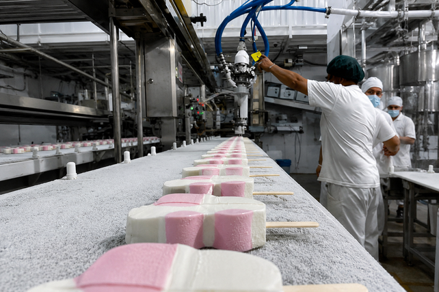 La fábrica de MontHelado produciendo su clásico 