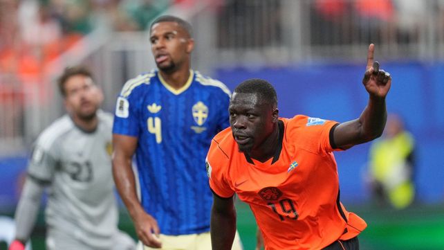 Brian Brobbey celebra uno de sus dos goles. Países Bajos goleó 5 a 1 y quedó arriba en su grupo.