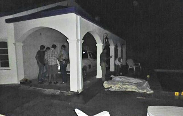 En el fondo. Los cadáveres fueron hallados a metros de una piscina