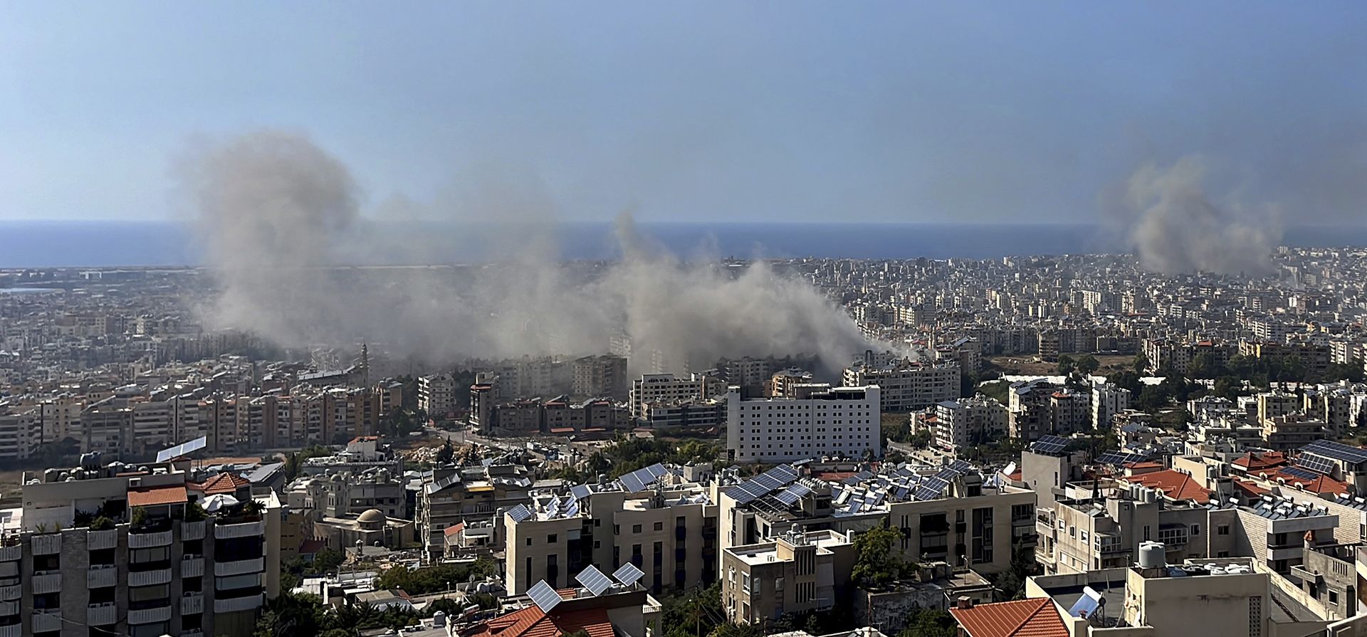 El humo se eleva en Dahiyeh, Beirut, Líbano, el jueves 3 de octubre de 2024, tras los ataques aéreos israelíes. (Foto AP/Fadi Tawil) El humo se eleva en Dahiyeh, Beirut, Líbano, el jueves 3 de octubre de 2024, tras los ataques aéreos israelíes. (Foto AP/Fadi Tawil)