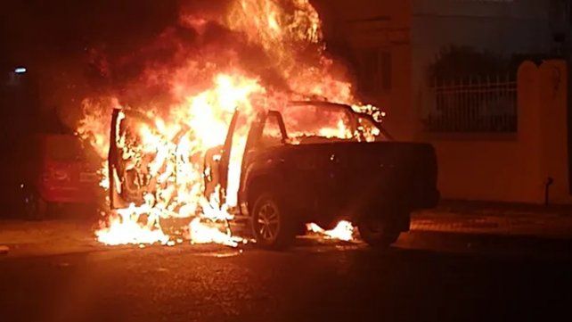 La camioneta policial incendiada frente a la seccional 15ª. Fue poco antes de las 3 de este miércoles.&nbsp;