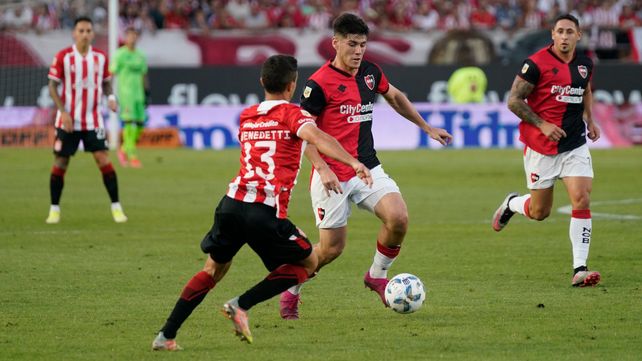 Sin Banega durante casi todo el partido, Newells cayó 2-0 con Estudiantes en La Plata