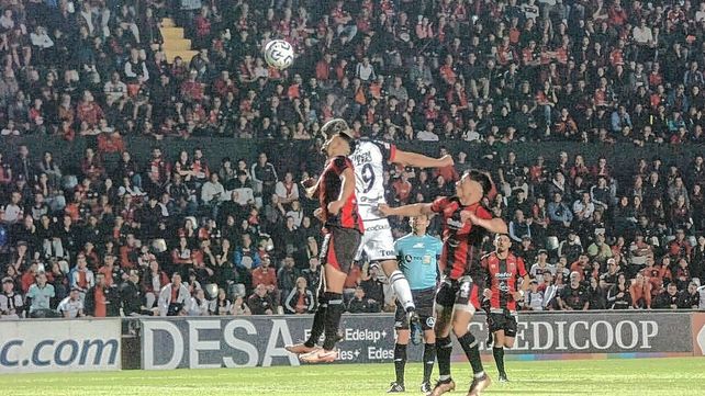 Colón busca aire en el Bajo Núñez frente a un Defensores de Belgrano en levantada Colón busca aire en el Bajo Núñez frente a un Defensores de Belgrano en levantada