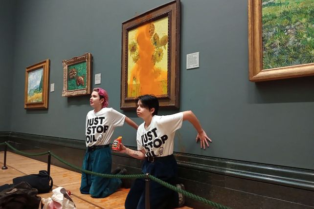 Dos activistas ecologistas arrojan sopa de tomate sobre Los girasoles de Van Gogh