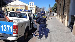 Un hombre fue detenido en Santa Elena por destrozar los baños en la terminal de ómnibus de Santa Elena. Lo imputan por daños.