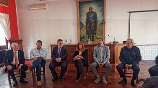 La ministra Rosario Romero se mostró acompañada por legisladores provinciales, autoridades municipales y de la fuerza policial.