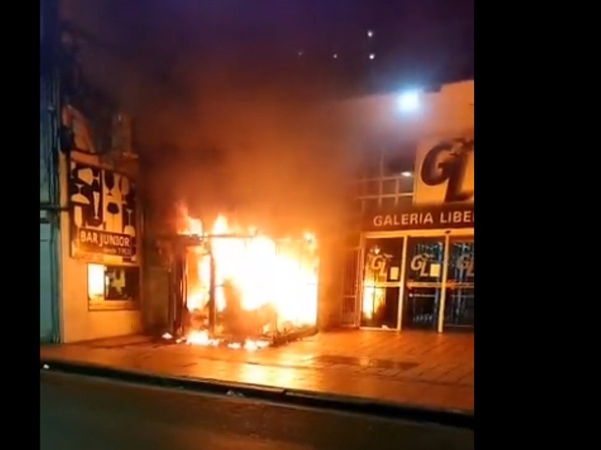 Feroz ataque incendiario contra la sede Rosario Central: un custodio herido