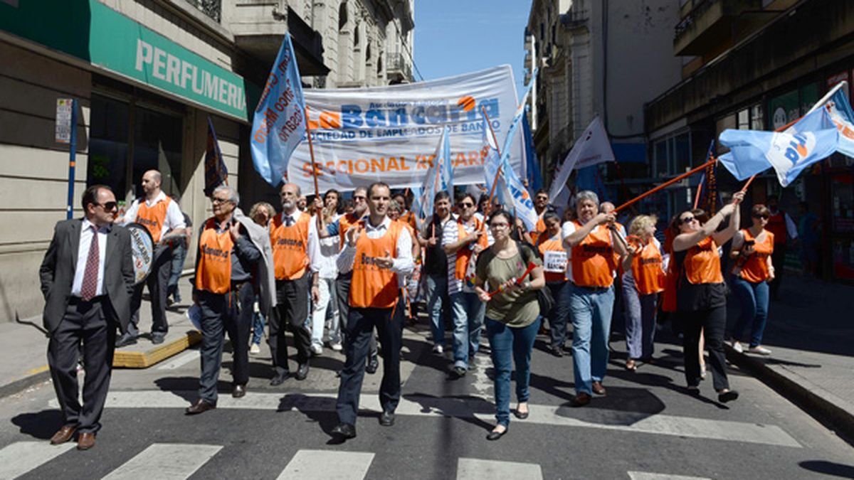 Los bancarios lanzaron un paro nacional de 48 horas para el 26 y 27 de mayo