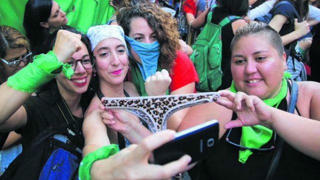 A favor del aborto. Las abortistas hicieron ayer un bombachazo.